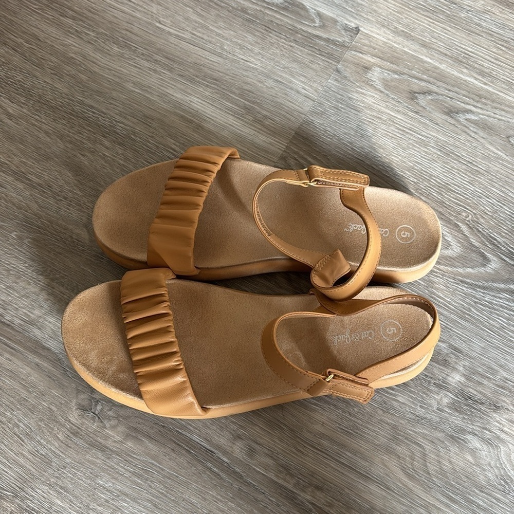 Girls light Brown sandals Sz 5 - Picture 2 of 4